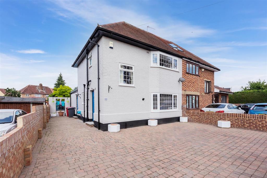 St. Crescent, Cippenham 3 bed semidetached house £450,000