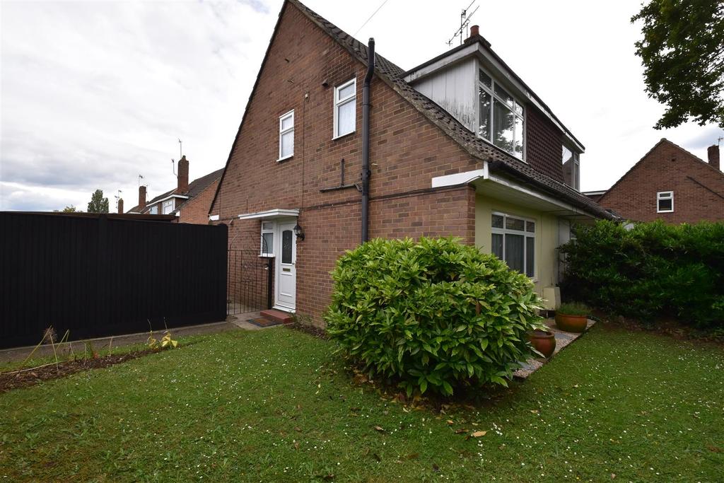 Emlyn Road, Horley 3 bed semidetached house £1,400 pcm (£323 pw)