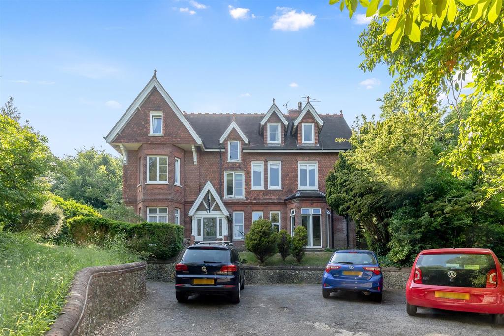 King Henrys Road, Lewes, East Sussex 2 bed apartment £300,000