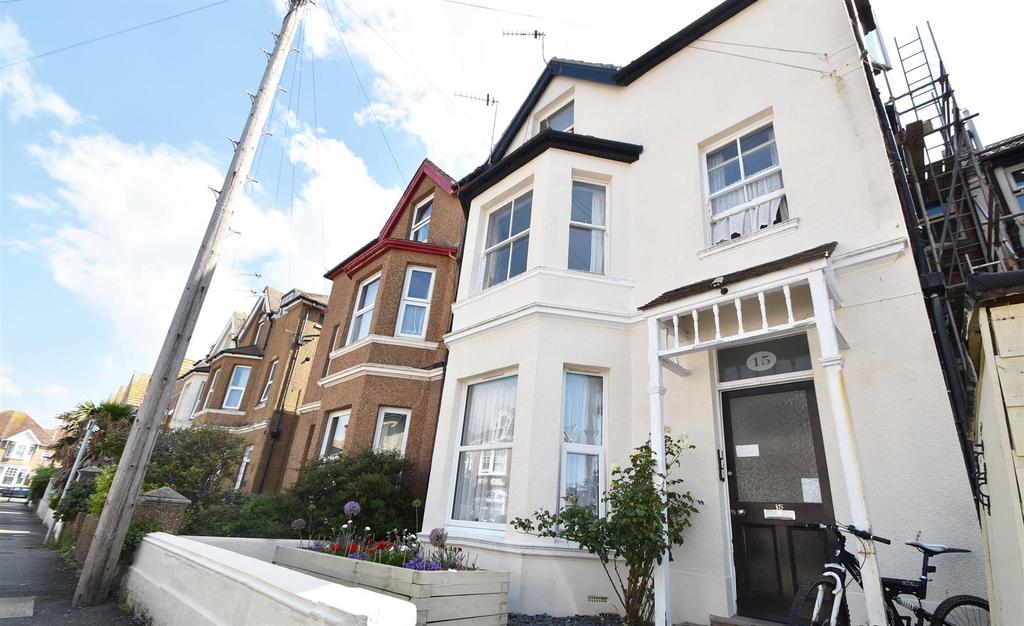 Linden Road, BexhillOnSea 2 bed flat £850 pcm (£196 pw)