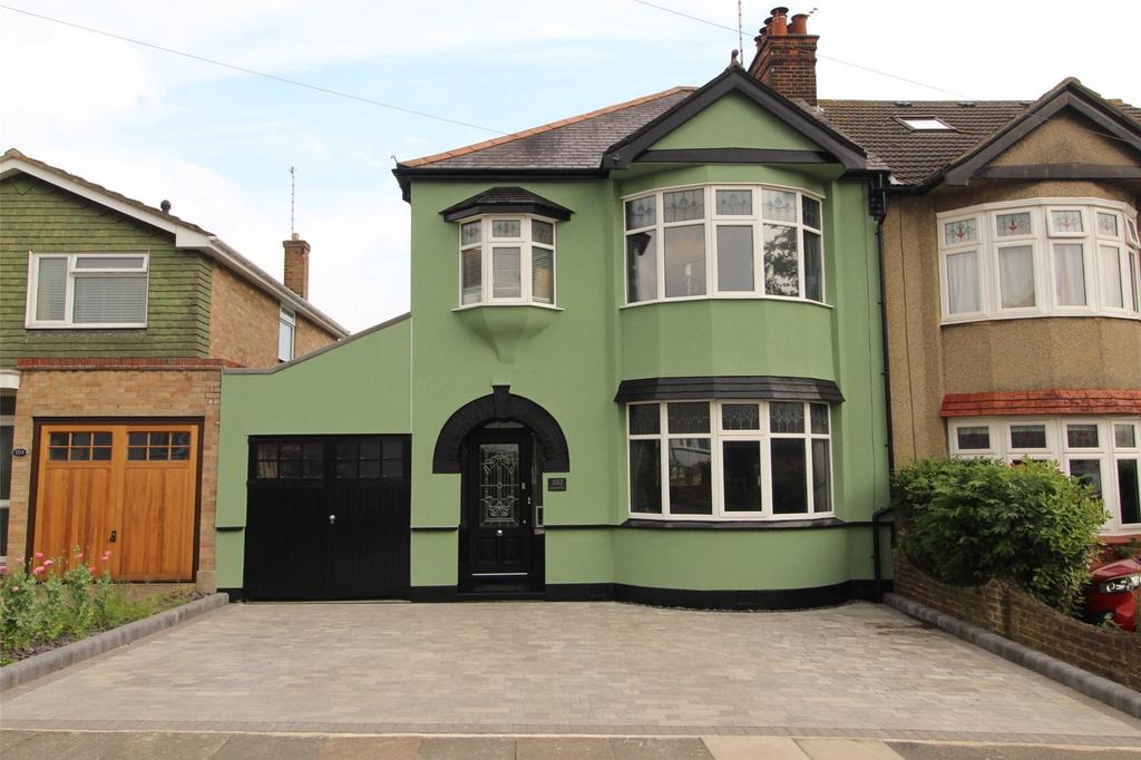 Kingswood Chase, LeighOnSea, Essex... 3 bed semidetached house £