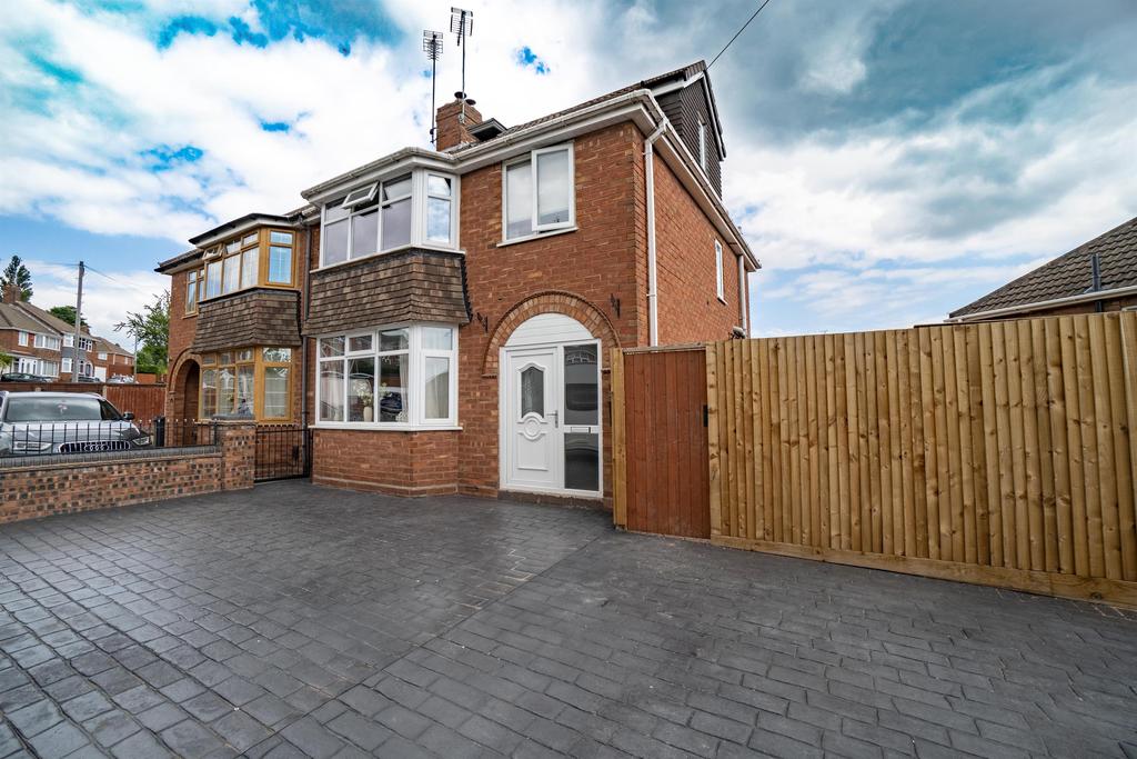 Cedar Avenue, Coseley, WV14 9TX 4 bed semidetached house £265,000
