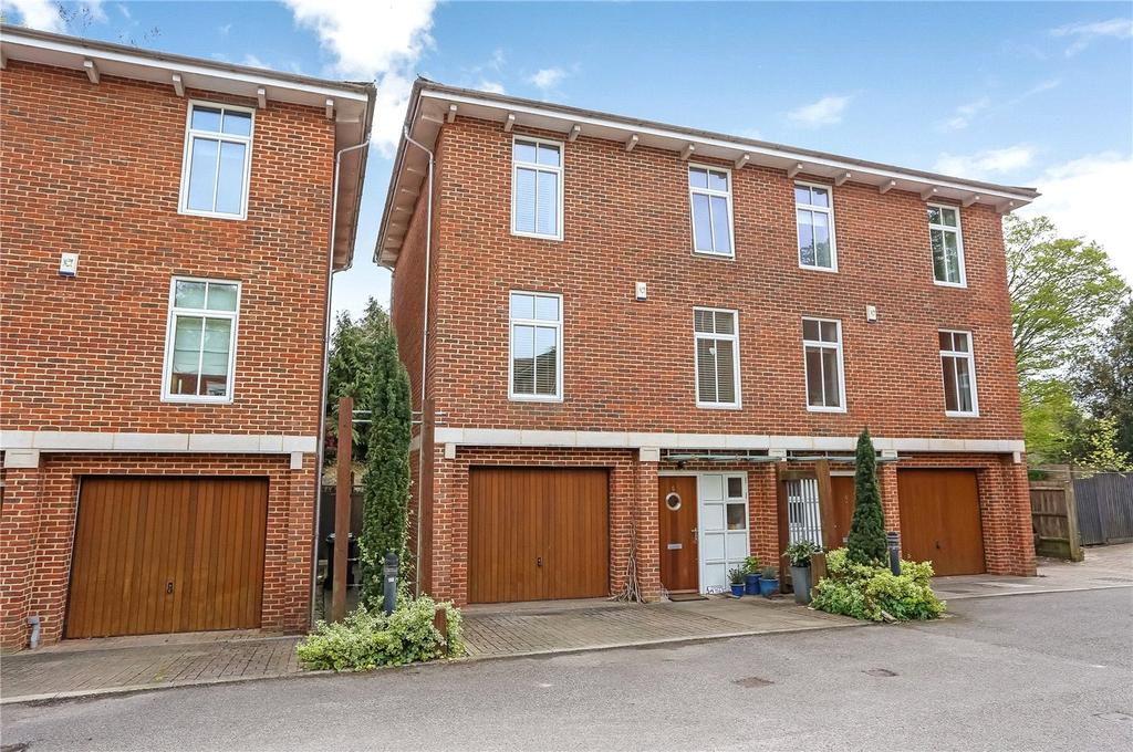 Thistledown Close, Winchester, SO22 3 bed semidetached house £2,150