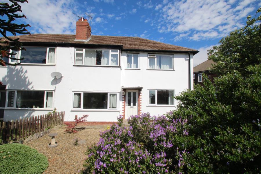 CARR MANOR GROVE, LEEDS, LS17 5AH 2 bed ground floor flat £139,950