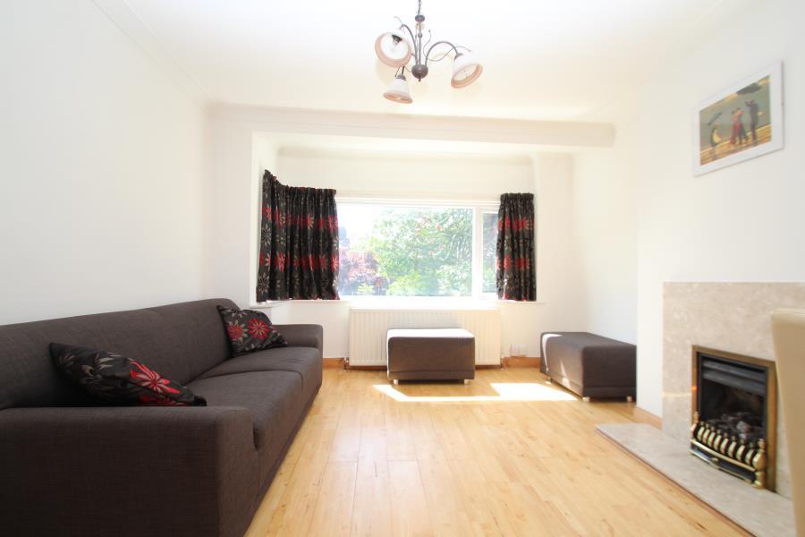 CARR MANOR GROVE, LEEDS, LS17 5AH 2 bed ground floor flat £139,950
