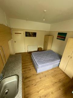 Studio to rent, Cannon Hill, Southgate