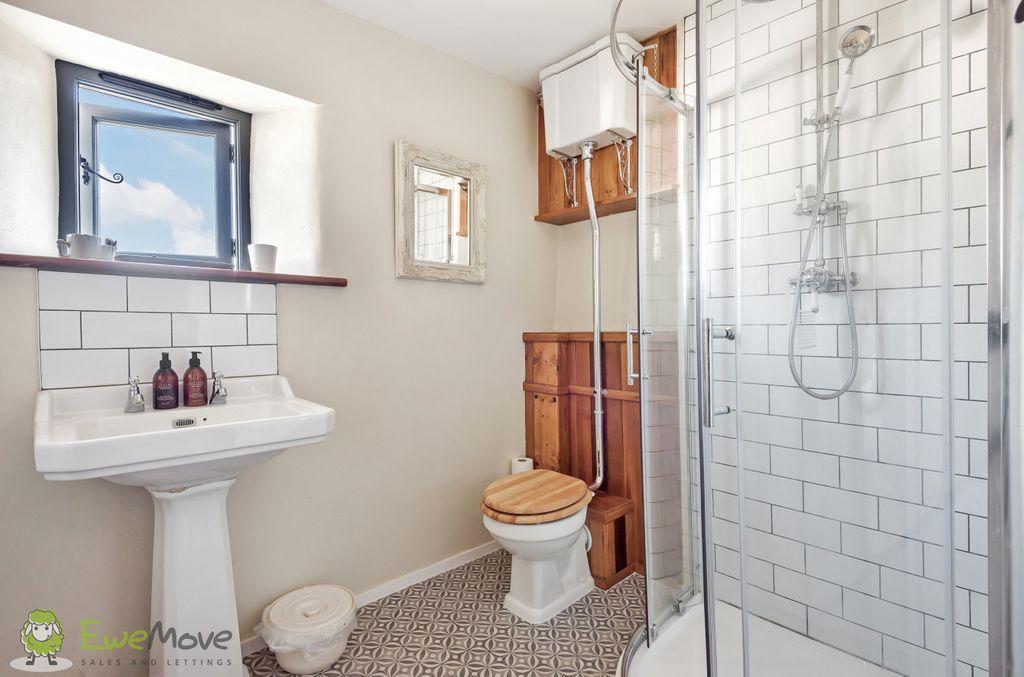 Ensuite to Bed 1