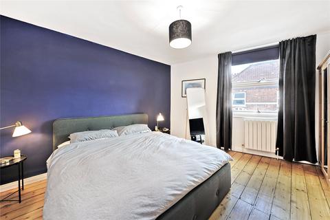 3 bedroom flat for sale, Silmore Lodge, Dinsmore Road, London