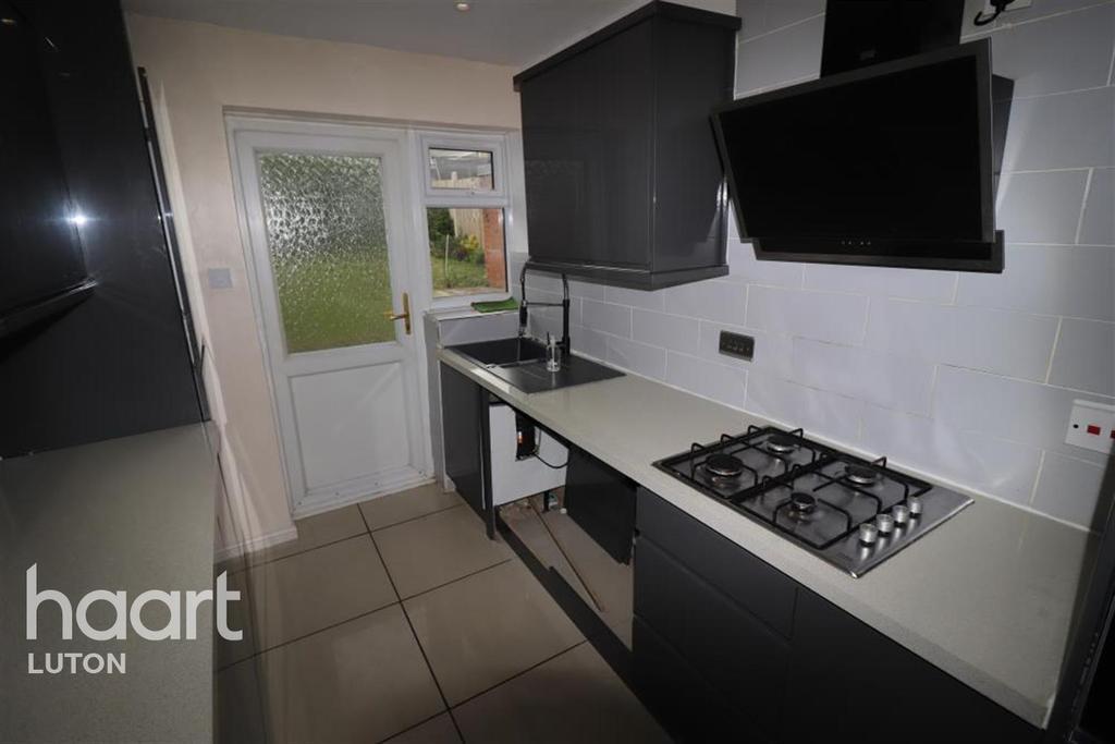Kirkwood Road, Luton 3 bed terraced house £1,200 pcm (£277 pw)