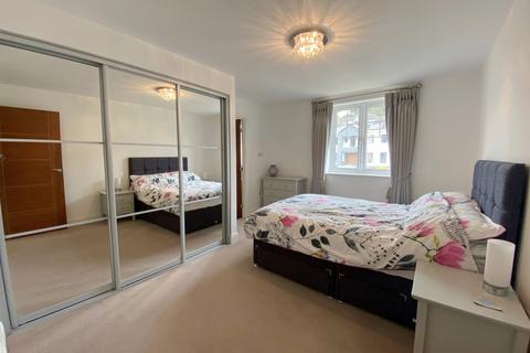 Flat 4, Fulbrook Heights, 7 Lakeside Road, Poole, BH13 6LR
