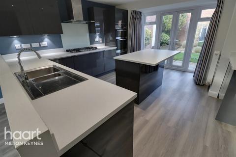 5 bedroom detached house to rent, Illustrious, Brooklands