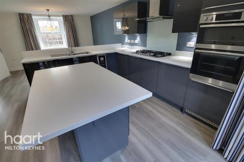 5 bedroom detached house to rent, Illustrious, Brooklands