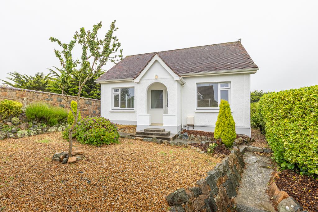 Les Croutes, St. Peter Port, Guernsey 4 bed detached house £2,650 pcm