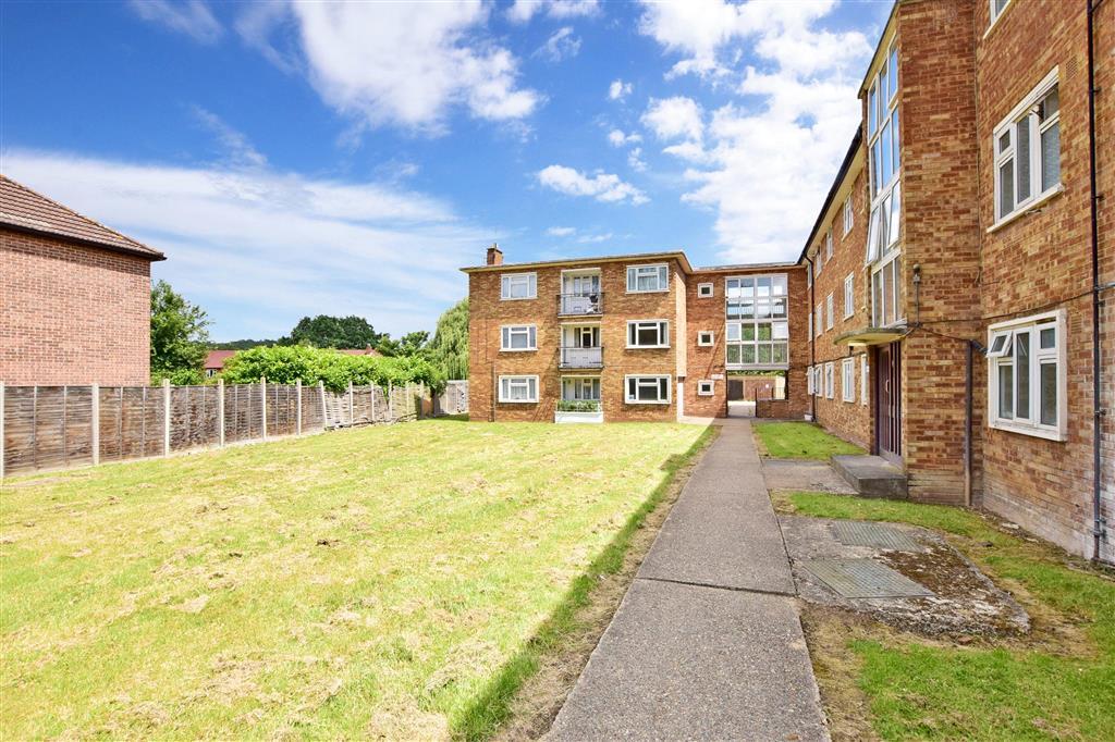 Heathcote Avenue, Clayhall, Essex 2 bed ground floor flat £275,000