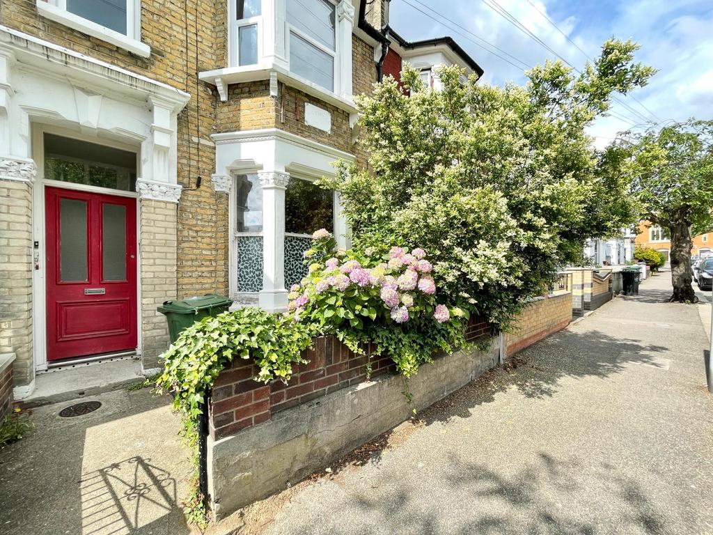 Orford Road, Walthamstow E17 3 bed apartment £1,500 pcm (£346 pw)