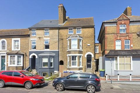 Property to rent, Park Road, Sittingbourne, Kent, ME10