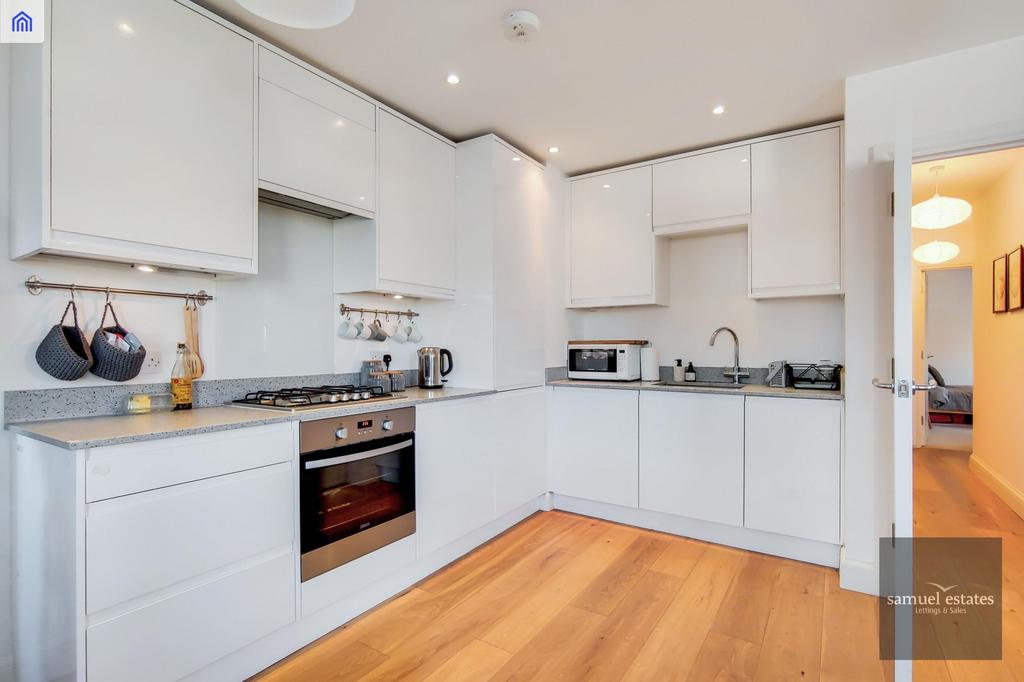 Walters House, London Road, Norbury... 2 bed flat £1,650 pcm (£381 pw)