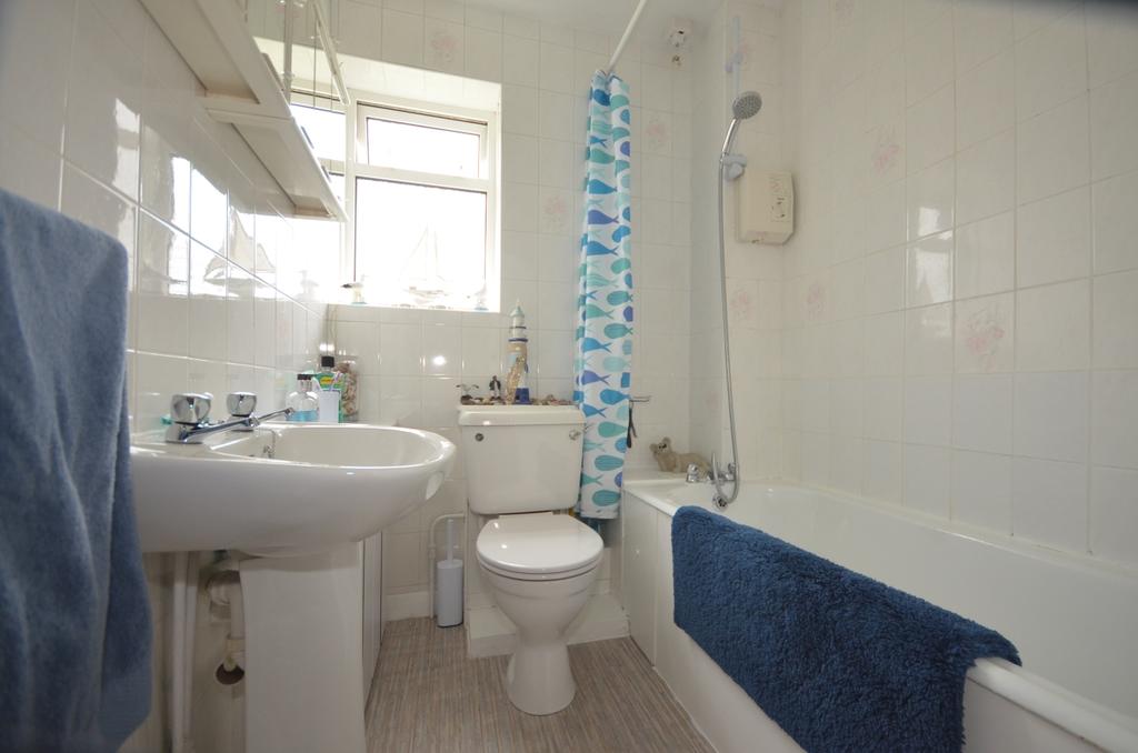 Cheviot Court Broadstairs CT10 2 bed apartment £995 pcm (£230 pw)