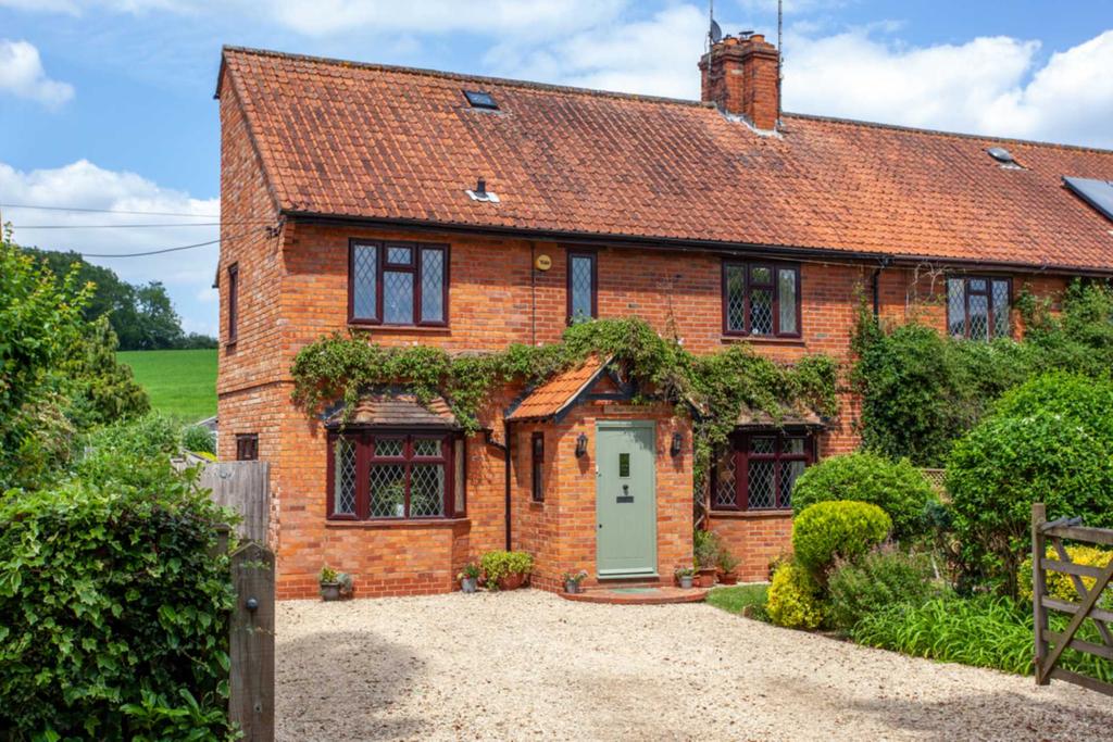 Blackmore Lane, Sonning Common, South... 4 bed semidetached house £