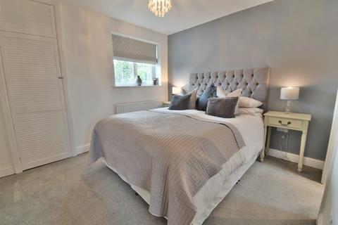 20 Glamis Close, Stretton, Burton-on-trent, DE13 0HX