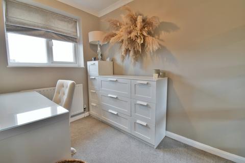 20 Glamis Close, Stretton, Burton-on-trent, DE13 0HX
