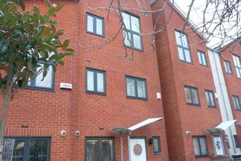 4 bedroom townhouse to rent, Newbold Walk, Hulme, Manchester. M15 6GP