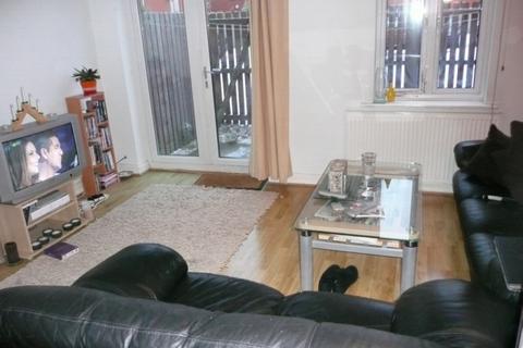 4 bedroom townhouse to rent, Newbold Walk, Hulme, Manchester. M15 6GP