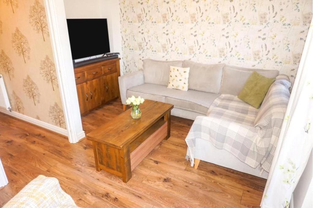 Jonah Drive, Tipton, DY4 2 bed end of terrace house £735 pcm (£170 pw)