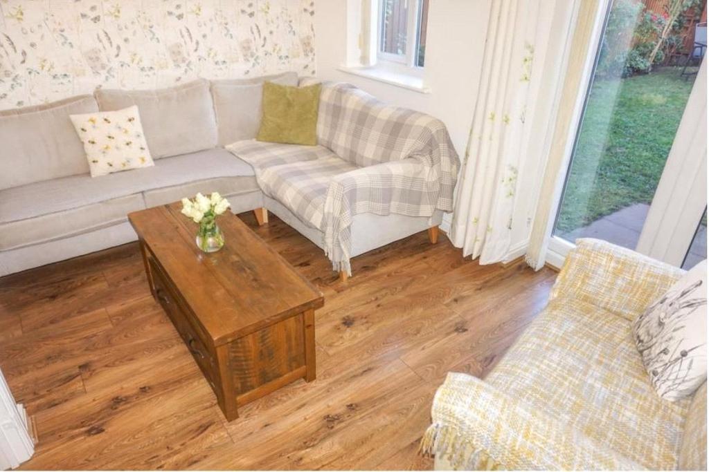 Jonah Drive, Tipton, DY4 2 bed end of terrace house £735 pcm (£170 pw)