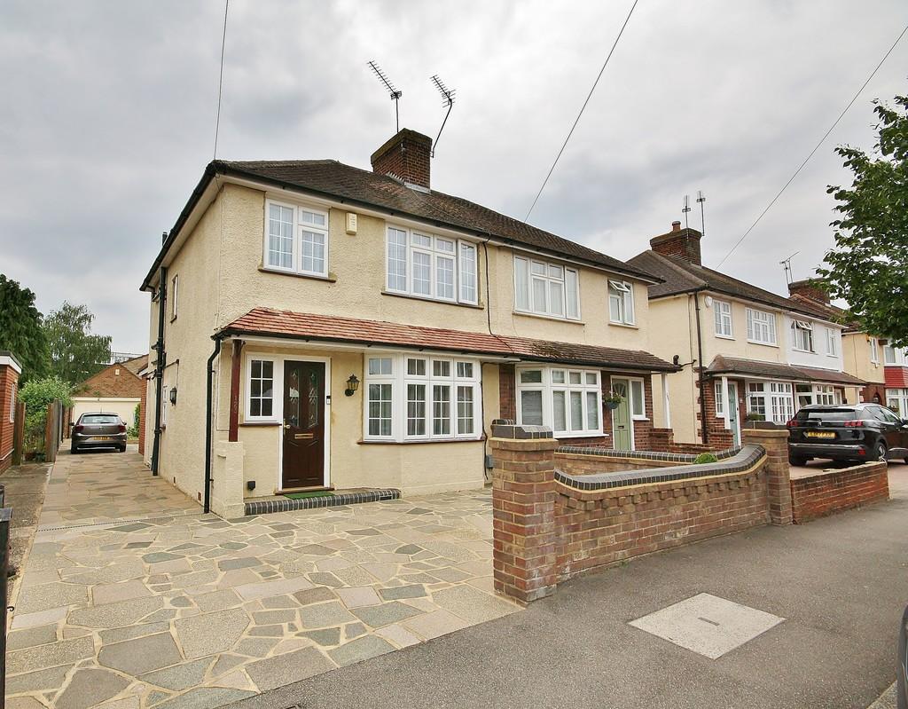 Rydens Way, Woking 3 bed semidetached house £550,000