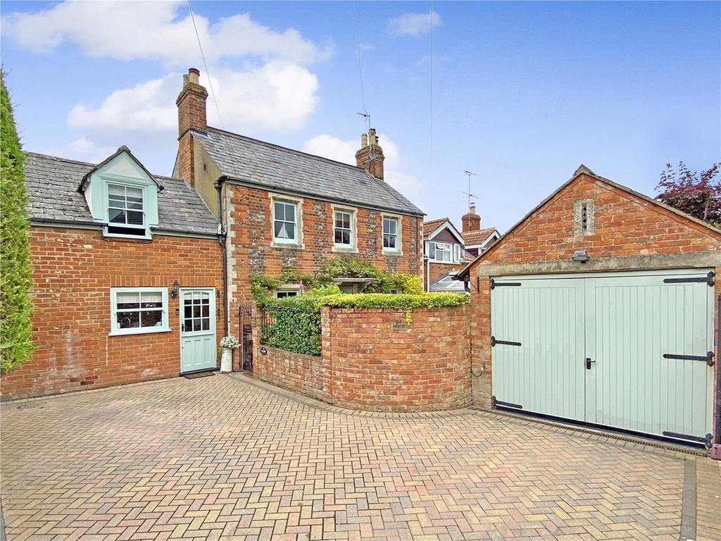 Gravel Walk, Faringdon, SN7 3 bed semidetached house £475,000
