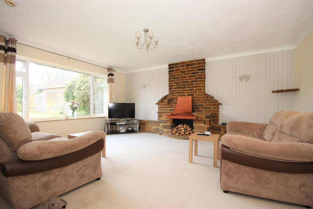 Sandown Way, BexhillonSea, TN40 4 bed detached house £1,850 pcm (£