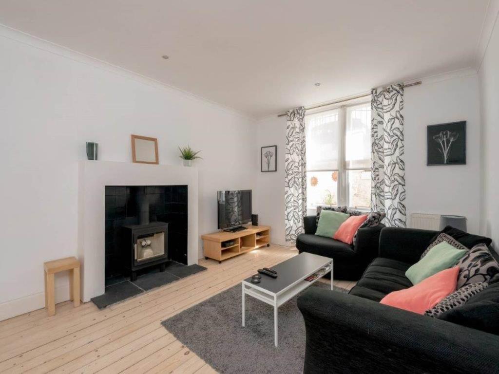 Eildon Street, Inverleith, Edinburgh 2 bed flat £995 pcm (£230 pw)