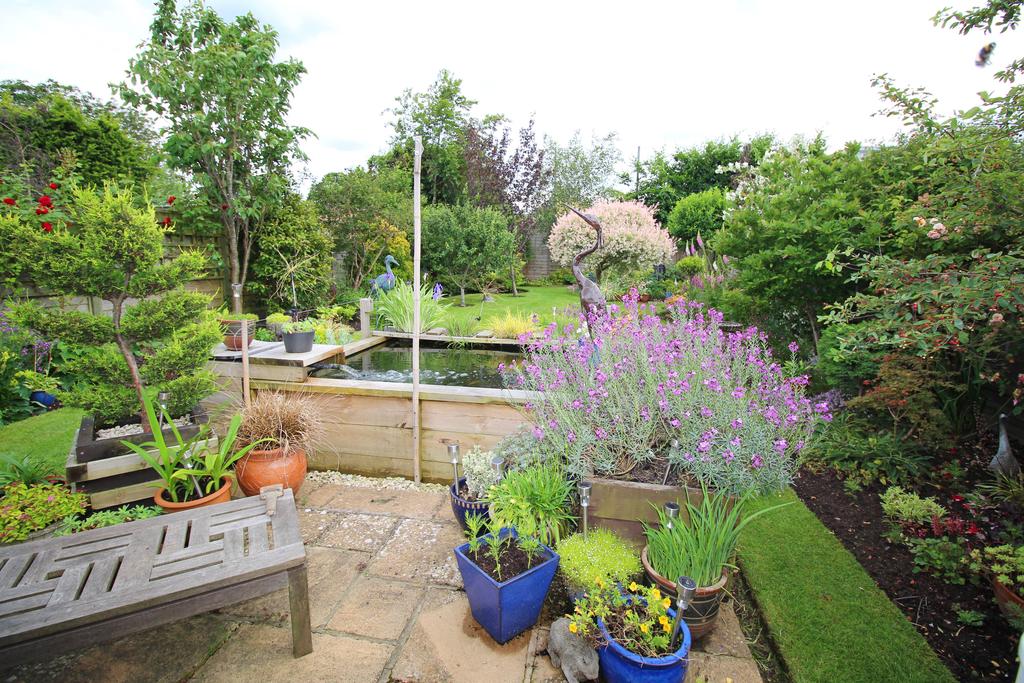 Dale Avenue, Keymer, Hassocks, West Sussex, BN6 8LP 2 bed bungalow £450,000