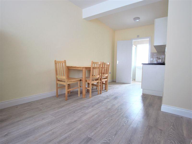 Summers Lane, Finchley N12 Studio £700 pcm (£162 pw)