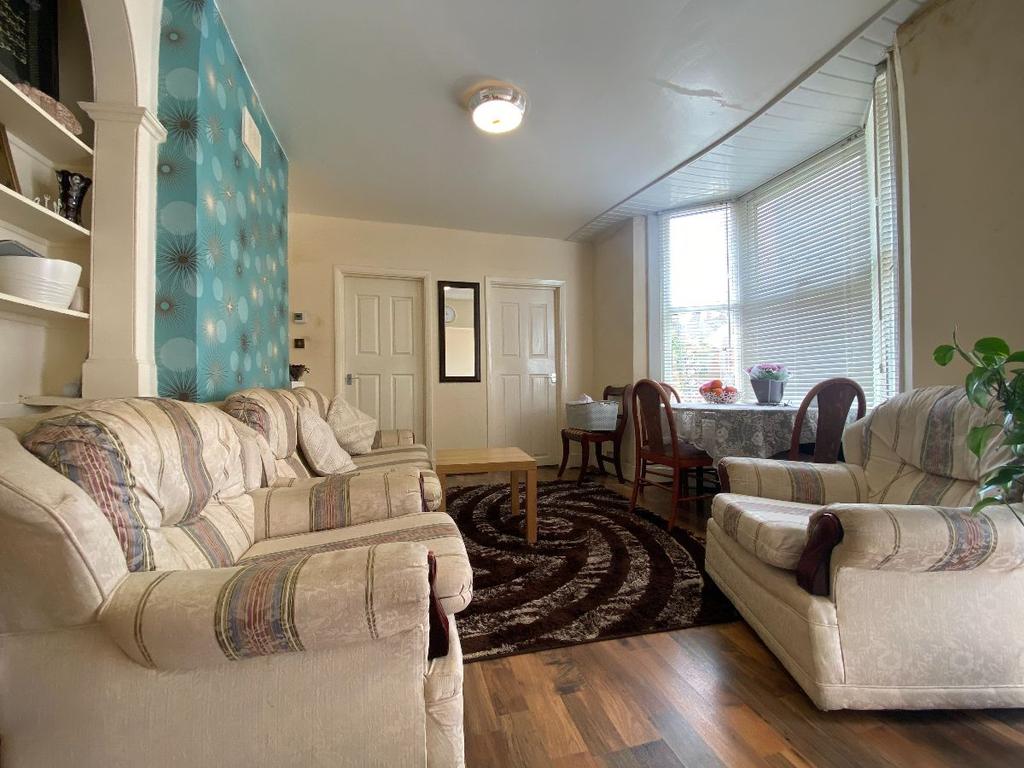 Whitehall Road, Thornton Heath 2 bed flat £315,000