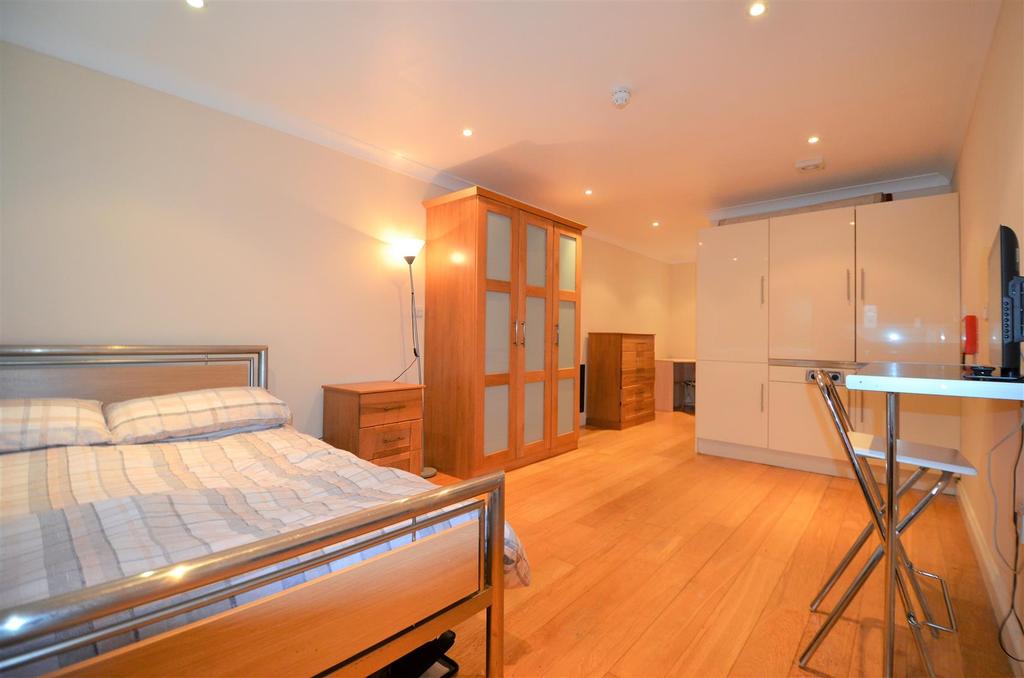 Marlow Bottom, Marlow Studio £800 pcm (£185 pw)