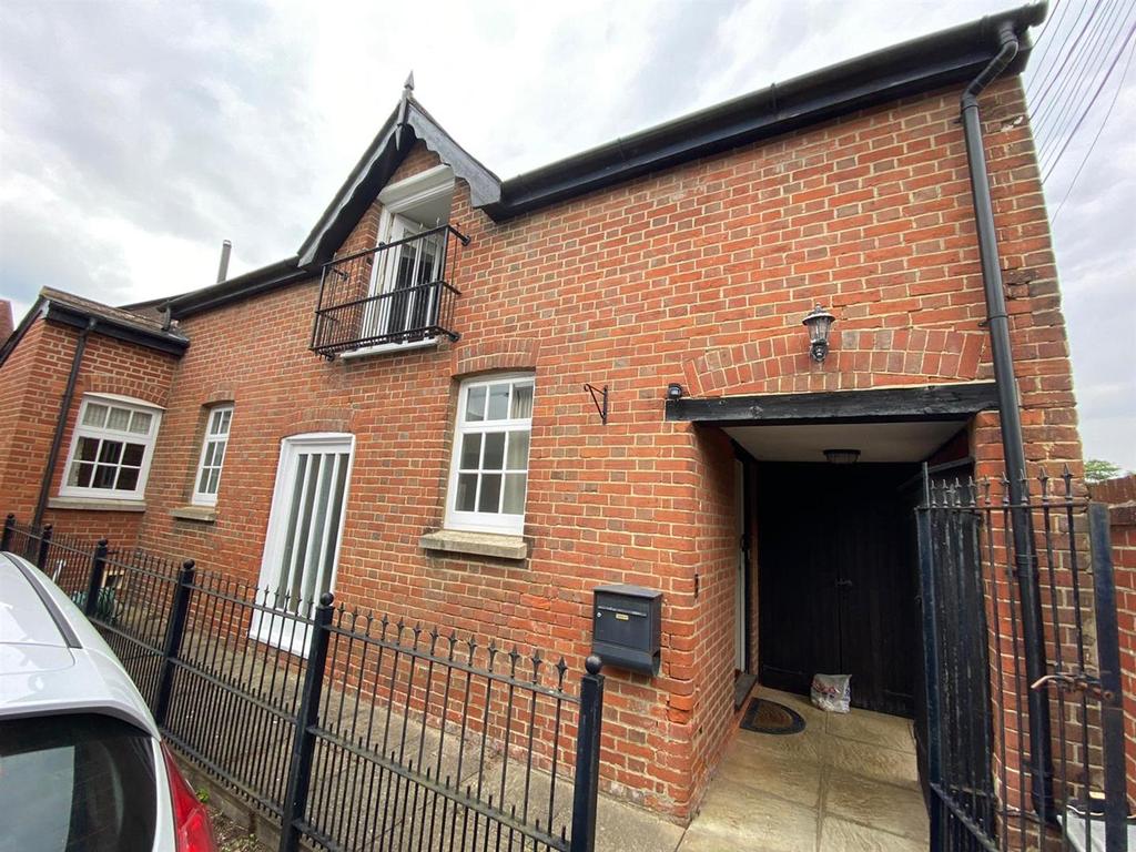 Swan Street, West Malling, ME19 6JU 2 bed cottage £1,200 pcm (£277 pw)