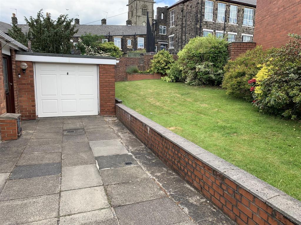 Leesway, Lees, Oldham 2 bed semidetached bungalow £190,000