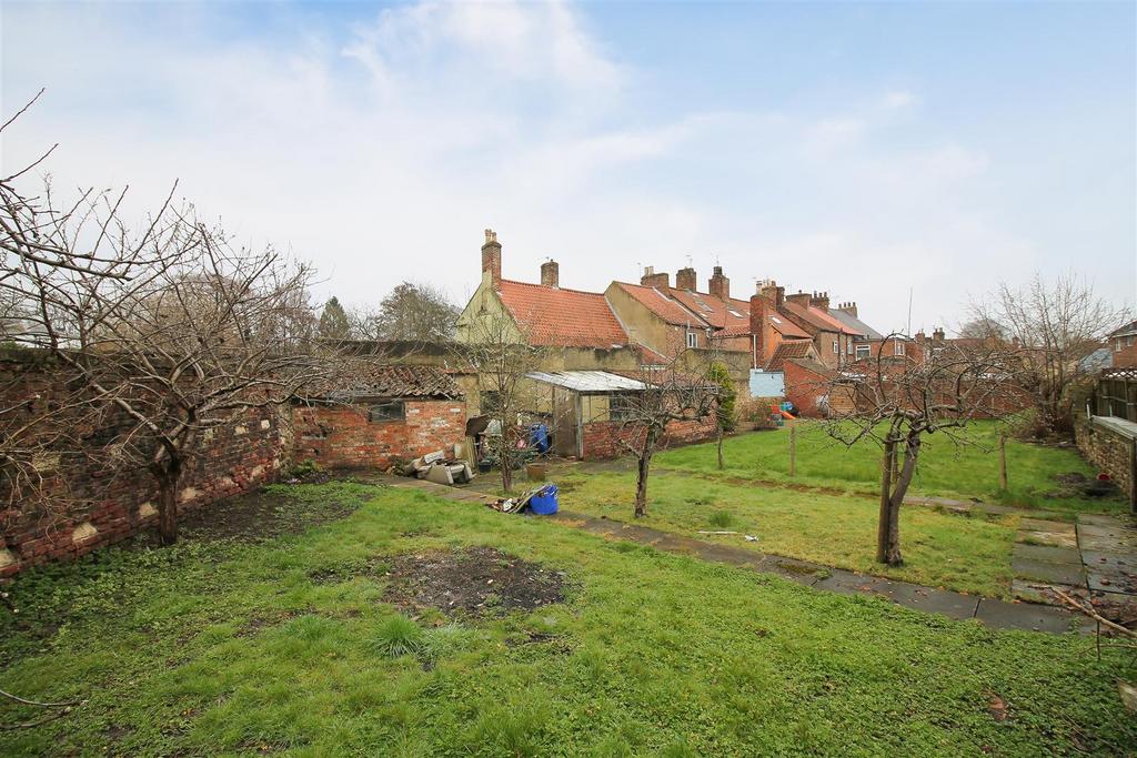 Bondgate Green, Ripon 4 bed end of terrace house for sale £360,000