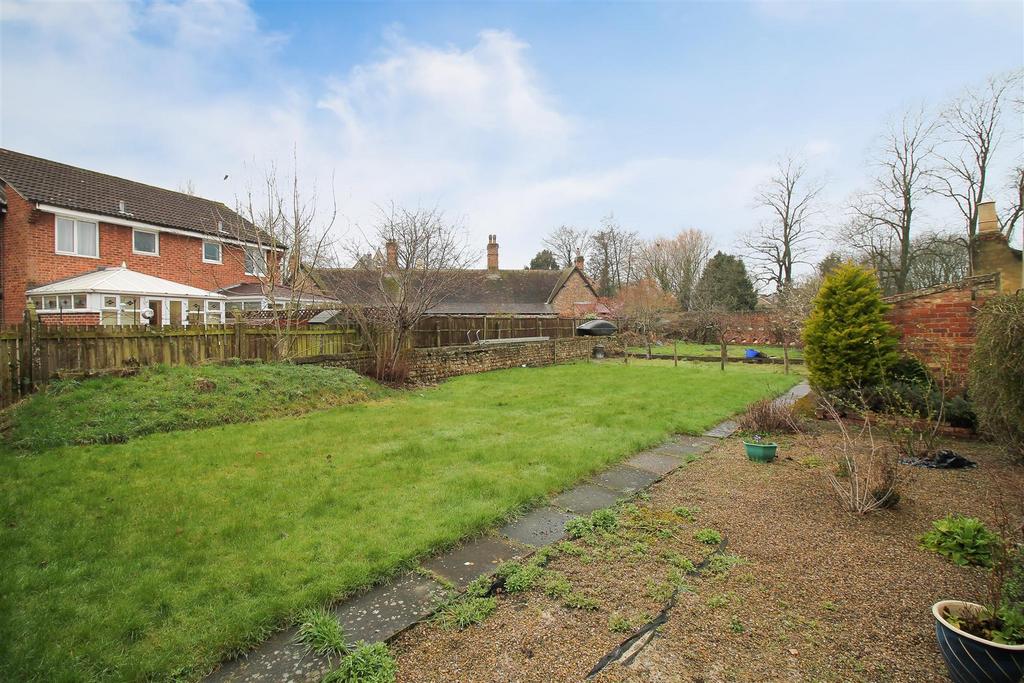 Bondgate Green, Ripon 4 bed end of terrace house for sale £250,000