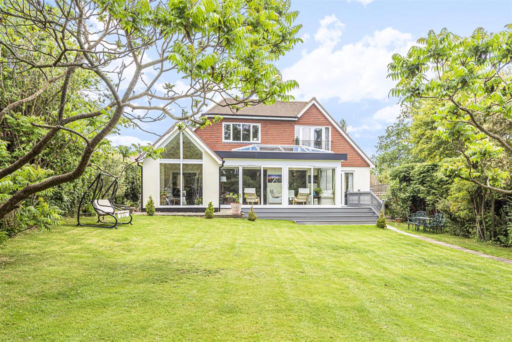 Highfields, East Horsley 5 bed detached house £1,750,000