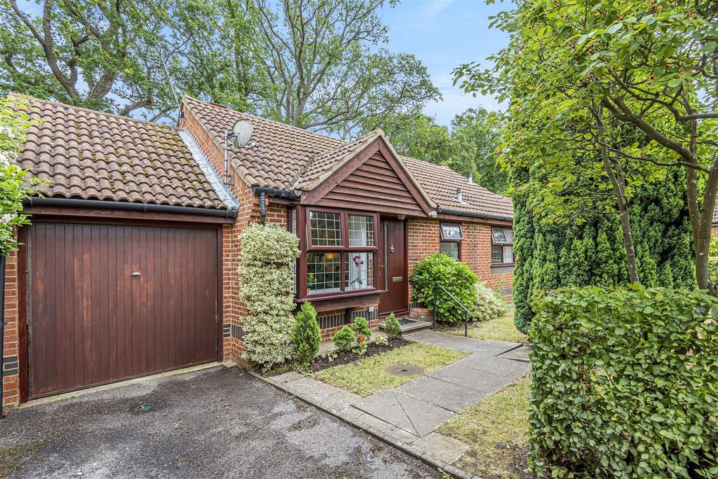 Weston Lea, West Horsley 2 bed bungalow £465,000