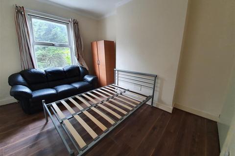 3 bedroom property for sale, Kirkton Road, London