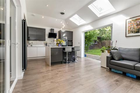 71 Linton Avenue, Borehamwood, WD6 4QY
