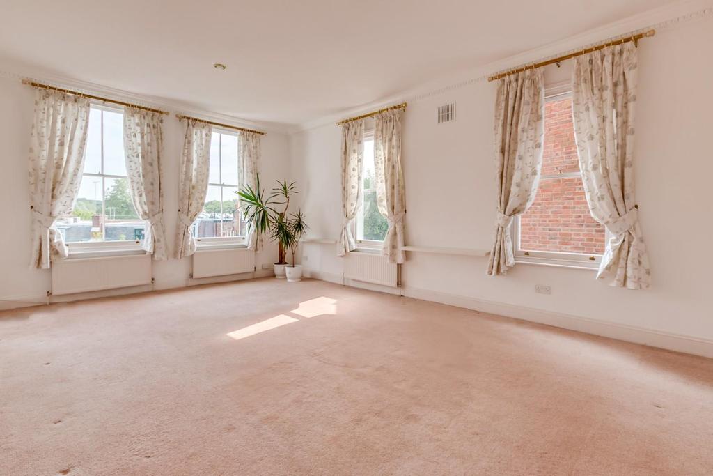 Hampstead Hill Gardens, Hampstead NW3 3 bed flat £3,358 pcm (£775 pw)