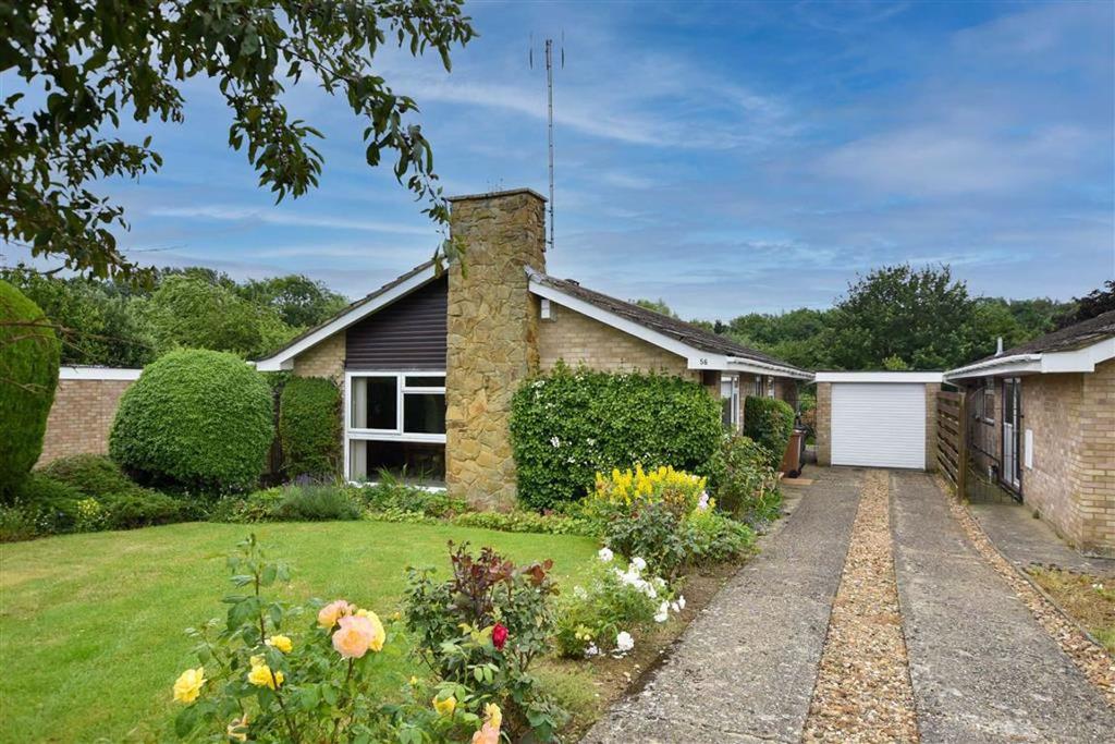 Fallowfield, Wellingborough 3 bed detached bungalow £299,995