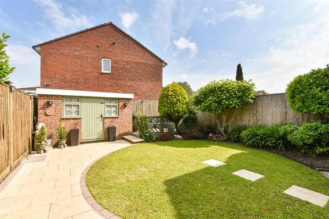 22 Olivers Meadow, Westergate, Chichester, PO20 3YA