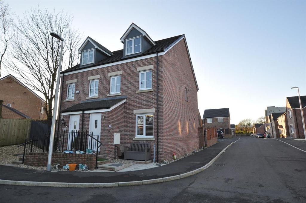 Maes Pedr, Carmarthen 3 bed house £175,000