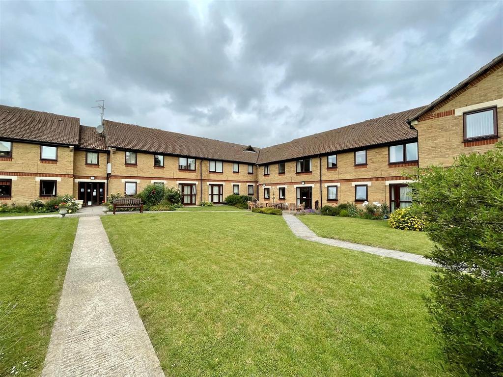 Ivyfield Court, Charter Road, Chippenham 1 bed flat £100,000